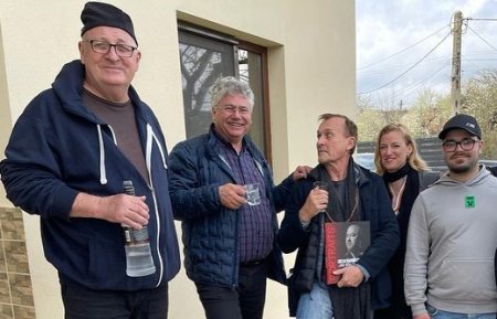 Actorul Robert Knepper a petrecut Pastele ortodox intr-un sat romanesc, la Bogati. T-Bag din Prison Break a testat tuica lui Bebe Cotimanis /FOTO
