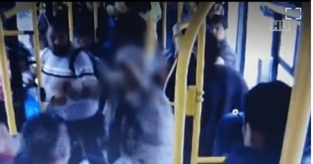 Scandal intr-un autobuz, in Pitesti. Motivul uluitor pentru care un tata si fiul lui au batut un calator VIDEO
