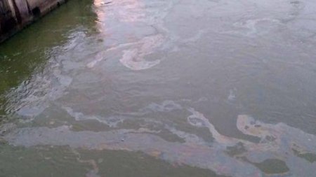 Apele Romane: Poluarea de pe raul Lopatna a fost stopata. Raul, afectat de titei pe 900 m