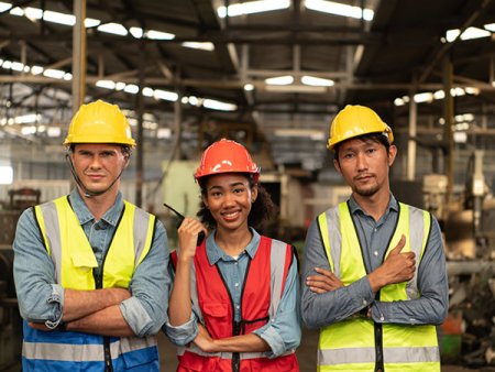 Top 20 de industrii cu cei mai multi muncitori asiatici: Mai mult de 30% dintre muncitorii asiatici din Romania lucreaza in constructii, HoReCa si comert