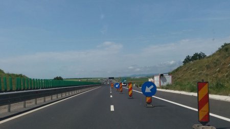 Circulatie blocata pe Autostrada Bucuresti - Pitesti, dupa ce un TIR cu nisip s-a rasturnat