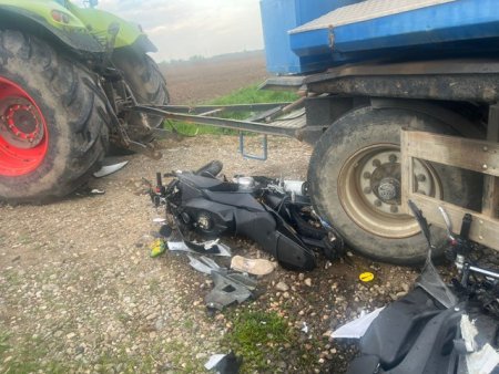 Doi motociclisti raniti in Prahova, dupa ce s-au izbit de un tractor