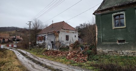 Satul din Transilvania unde cel mai tanar locuitor are 70 de ani. 18 suflete isi asteapta, in liniste, sfarsitul FOTO