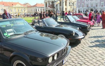 Expozitie de <span style='background:#EDF514'>MASINI DE EPOCA</span>, la Timisoara. Peste 100 de autovehicule au fost in centrul atentiei