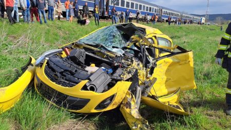 Accident feroviar: O femeie si un copil au supravietuit dupa ce masina in care se aflau a fost lovita de tren
