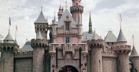 <span style='background:#EDF514'>DRAGONUL</span> Maleficent de la Disneyland a luat foc chiar in timpul unui spectacol