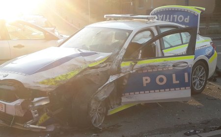 Un BMW nou al Politiei, distrus intr-un accident cu trei masini pe o strada din Cluj