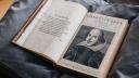 O prima editie a unei carti scrisa de Shakespeare in 1623 a fost expusa