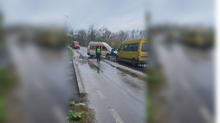 Accident grav intre un microbuz de transport persoane si un autoturism, in Buzau