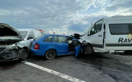 Accident grav intre un microbuz si doua masini, in Timis. 10 persoane au fost ranite | FOTO