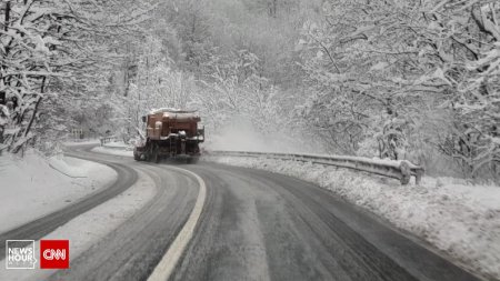 <span style='background:#EDF514'>DRUMURI INZAPEZITE</span> in Romania. A nins ca in plina iarna in centrul tarii