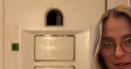 O femeie a descoperit o <span style='background:#EDF514'>CAMERA ASCUNSA</span> in baia unei case pe care a inchiriat-o prin Airbnb - VIDEO