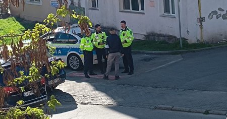 Scandal in trafic pe o strada din Targu Jiu. Un taximetrist s-a batut cu un sofer VIDEO