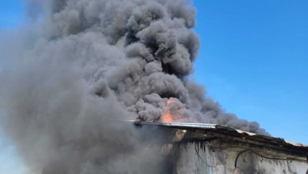 Incendiu puternic la un depozit de materiale plastice din Giurgiu. A fost emis mesaj Ro-Alert