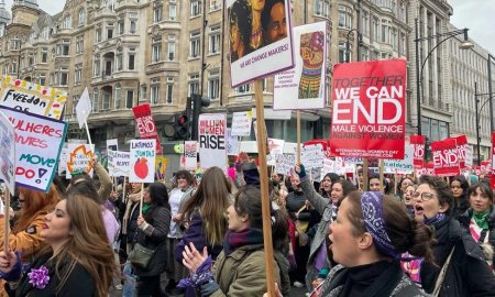 Guardian: Fenomenul sex pentru supravietuire ia amploare in UK. Costul vietii impinge femeile sa se vanda pentru bani de chirie