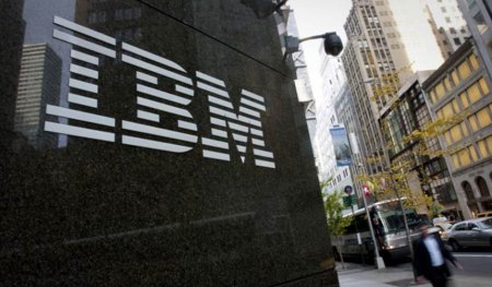 IBM se asteapta sa intrerupa unele angajari; aproximativ 7.800 de posturi ar putea fi inlocuite de inteligenta artificiala