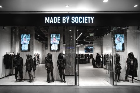 Retailerul roman de fashion care detine brandul Vagabond Studio preia din luna mai denumirea de Made by Society si va deschide patru magazine. Razvan Petrescu, de 36 de ani, a fost numit CEO