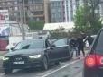 Politia din Galati, in alerta dupa o <span style='background:#EDF514'>RAFUIALA</span> cu maceta pe o strada centrala din oras