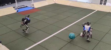 VIDEO inedit. Robotii cu inteligenta artificiala joaca fotbal