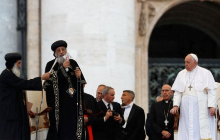 Inedit: doi papi au binecuvantat multimea de la Vatican