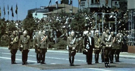 Parada militara la 10 mai 1943: elevii defileaza purtand insemnele svasticii. Sasii se vad acum stapanii Brasovului si campiei Barsei