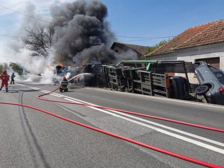 Un TIR care transporta masini noi s-a rasturnat si a luat foc, in Hunedoara. Toate autoturismele au fost distruse