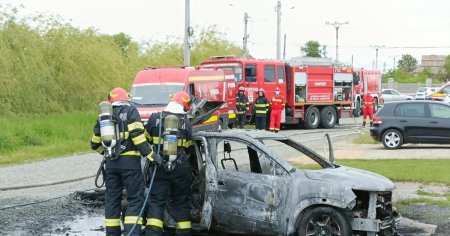 O Dacia Spring electrica a ars complet in Timis. Proprietarul: S-a auzit un zgomot infernal, iar in 15 minute masina ardea generalizat