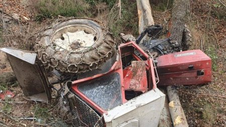 Tragedie in Valcea: Un barbat de 36 de ani a murit dupa ce s-a rasturnat cu un tractor