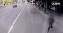 VIDEO. Momentul socant in care un tanar se arunca in fata autobuzului, in centrul Capitalei