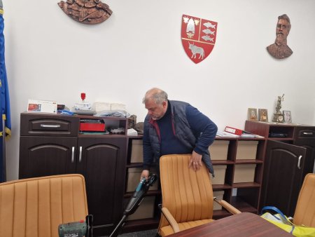 Un vicepresedinte de Consiliu Judetean, surprins in timp ce facea curat cu aspiratorul in birou
