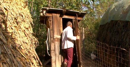 Politia Botosani a pus anunt pentru cumpararea a 6 WC-uri din lemn de <span style='background:#EDF514'>RASINOASE</span> pentru sediile din mediul rural