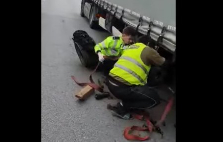 Trei politisti au ajutat un sofer de TIR care avea pana si blocase circulatia pe DN7: Fara sa stea pe ganduri | VIDEO
