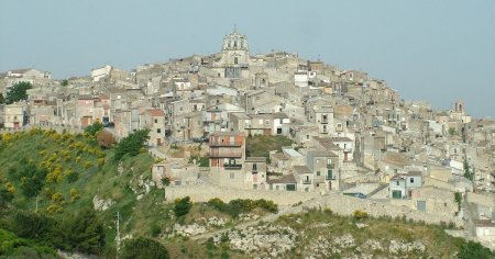 O femeie a cumparat 3 case cu 3 euro, intr-un oras din Sicilia