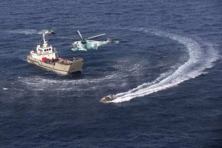 Zeci de persoane sunt date disparute, dupa ce un vas chinezesc de pescuit s-a rasturnat in Oceanul Indian