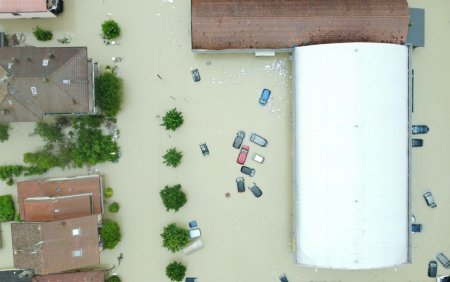 Cod rosu in Italia. Precipitatii nemaivazute pana acum au provocat inundatii in cateva minute. Opt oameni au murit