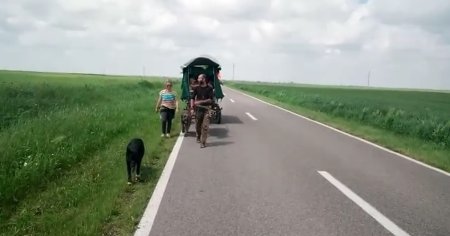 O familie cu 4 copii a plecat din Franta spre Palestina cu o caruta trasa de un magar. Au ajuns acum in Timis VIDEO