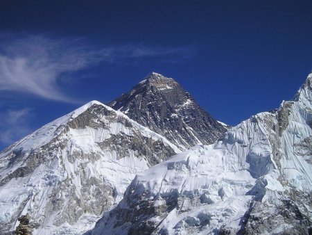 Un alpinist britanic a stabilit recordul pentru cele mai multe varfuri cucerite pe <span style='background:#EDF514'>EVEREST</span>