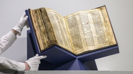 Cea mai veche si mai completa Biblie ebraica s-a vandut cu 38 de milioane de dolari la o licitatie
