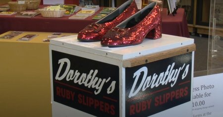 Un american, acuzat ca a furat pantofii purtati de Judy Garland in filmul <span style='background:#EDF514'>VRAJITORUL DIN OZ</span>