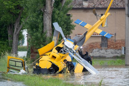 <span style='background:#EDF514'>ELICOPTER PRABUSIT</span> in nordul Italiei, in timpul interventiei in zonele afectate de inundatii. Patru persoane au fost ranite