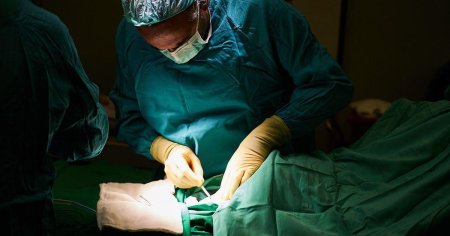 Cat castiga un chirurg la stat in timpul unei operatii in garda comparativ cu sectorul privat