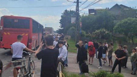 <span style='background:#EDF514'>ACCIDENT GROAZNIC</span> in Prahova: un autobuz cu 11 persoane la bord s-a ciocnit de TIR