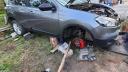 Un barbat a murit <span style='background:#EDF514'>STRIVIT</span> de masina pe care o repara