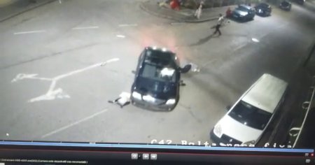 Filmul atacului cu masina asupra unui grup de <span style='background:#EDF514'>BATAUSI</span> din Ramnicu Sarat. Patru persoane au fost ranite VIDEO