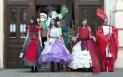Parada de moda inedita la Cetatea Alba Carolina. Liceeni au prezentat <span style='background:#EDF514'>COSTUM</span>e 