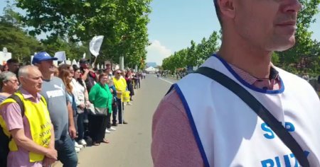 Liderul PSD, Marcel Ciolacu, huduit la el acasa de protestatarii din invatamant VIDEO