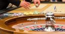 Doua persoane au furat 58.000 de euro dintr-o haina lasata nesupravegheata intr-un cazino din Bucuresti