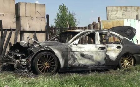 Un tanar din Neamt a fost retinut pentru 24 de ore dupa ce a incendiat masina fratelui sau decedat