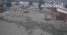<span style='background:#EDF514'>MOTOCICLIST</span> ranit grav intr-un accident. Impactul, surprins de o camera de supraveghere VIDEO