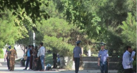 Barbatii din Turkmenistan <span style='background:#EDF514'>BARBIER</span>iti cu forta pe strada de Politie
